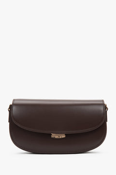 Frontalansicht der dunkelbraunen Leder-Schultertasche mit minimalistischem Verschluss.