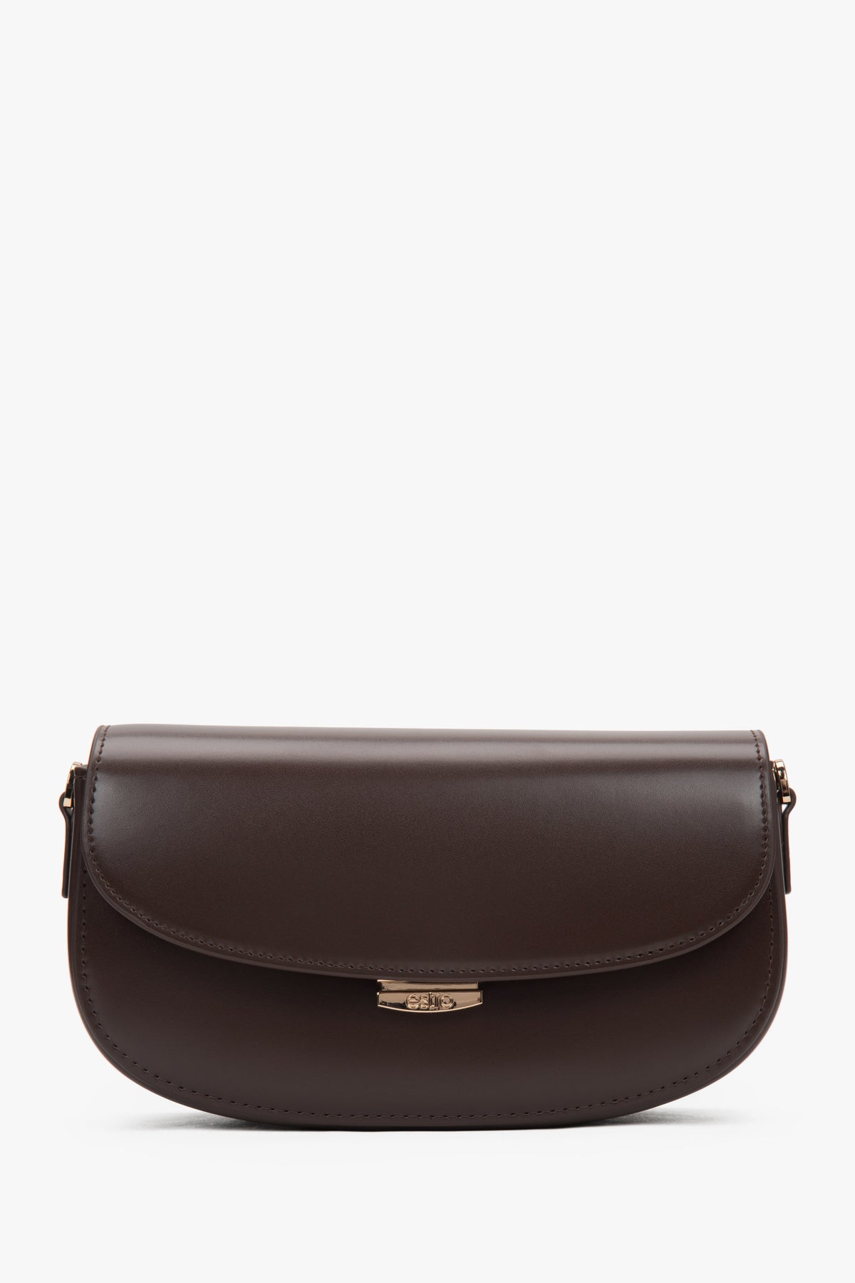 Frontalansicht der dunkelbraunen Leder-Schultertasche mit minimalistischem Verschluss.