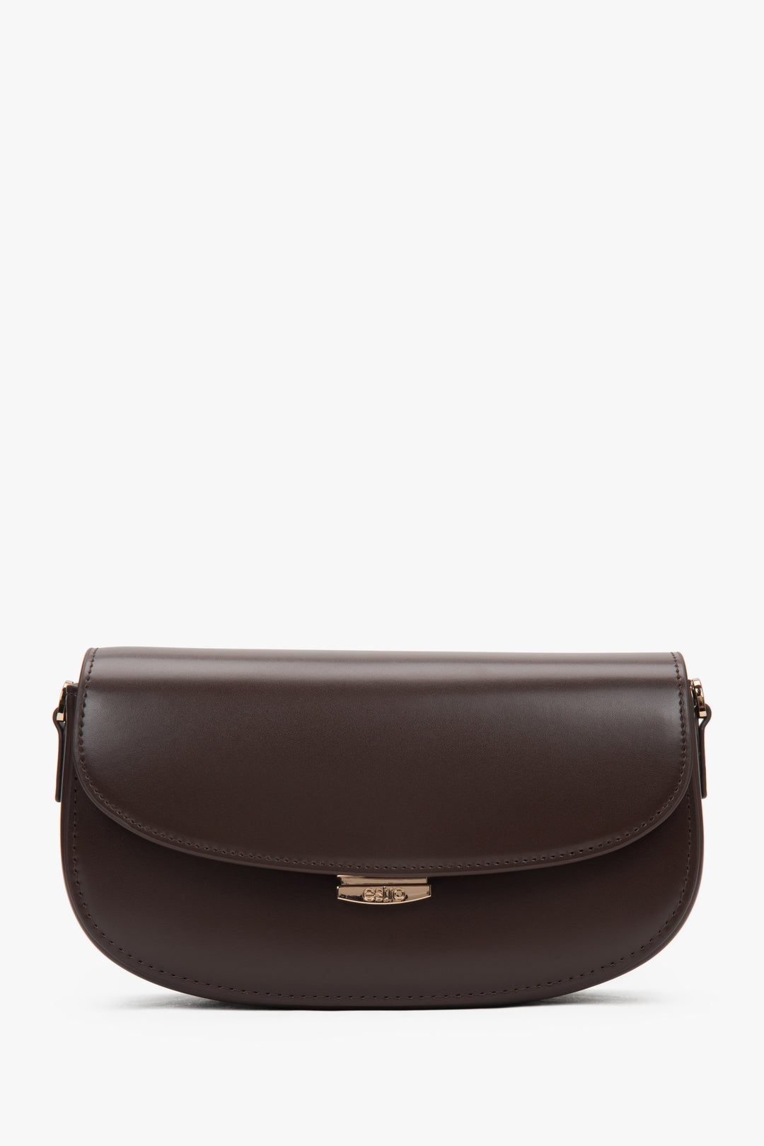 Frontalansicht der dunkelbraunen Leder-Schultertasche mit minimalistischem Verschluss.