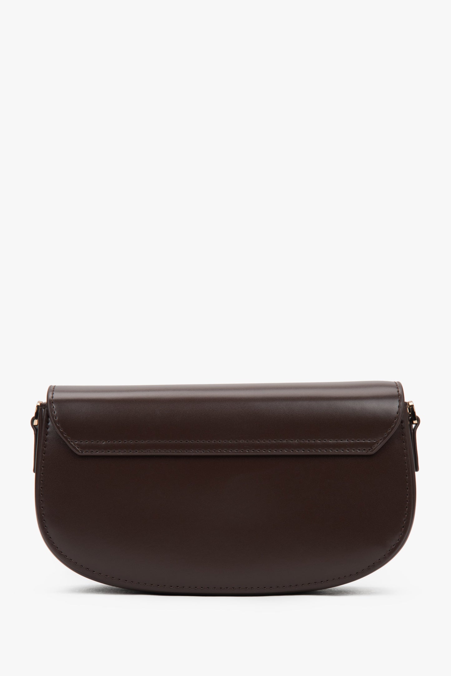 Rückansicht der dunkelbraunen Damenhandtasche mit Fokus auf die Lederstruktur.