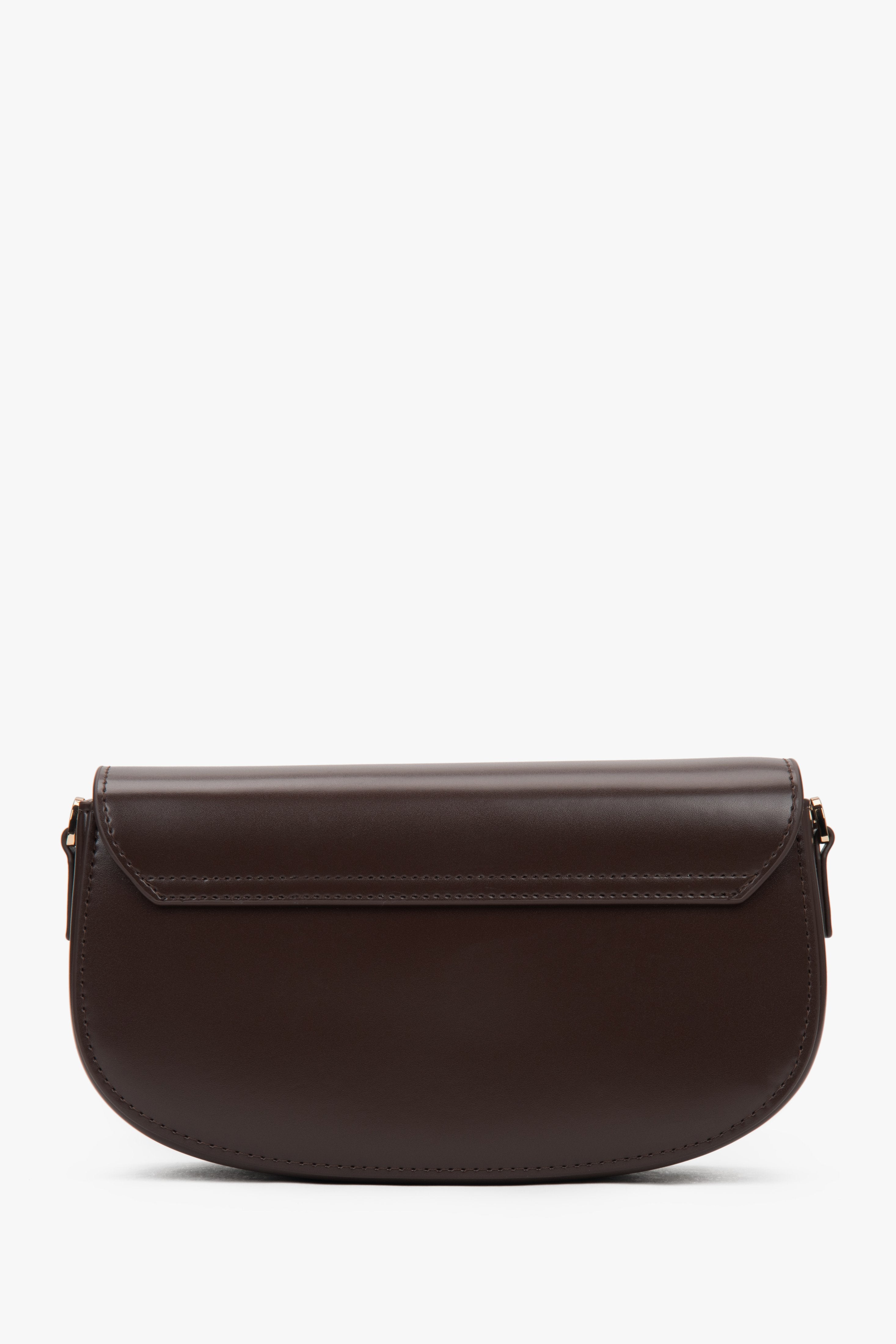 Rückansicht der dunkelbraunen Damenhandtasche mit Fokus auf die Lederstruktur.