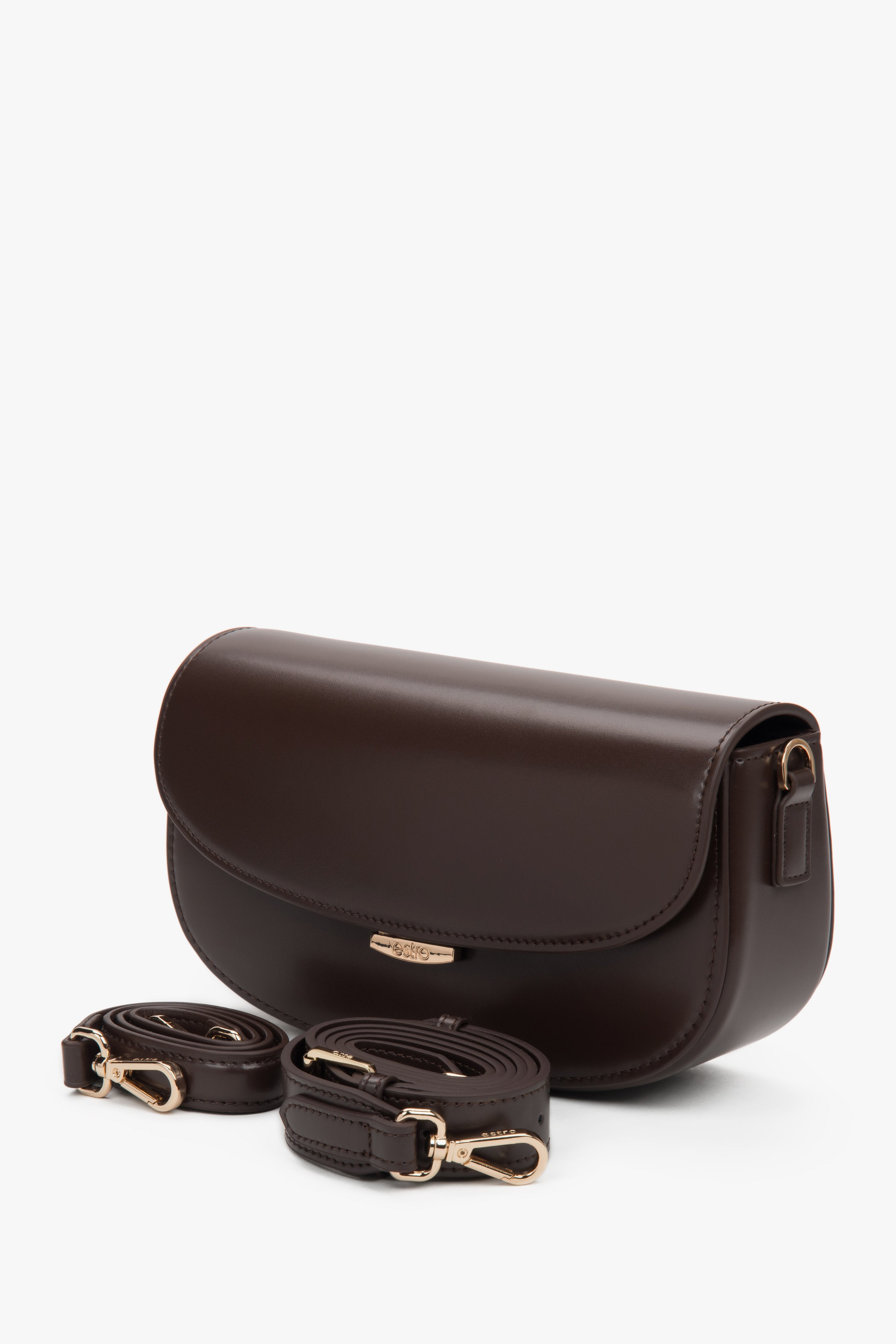 Seitenansicht der kompakten dunkelbraunen Hufeisen-Tasche für Damen.