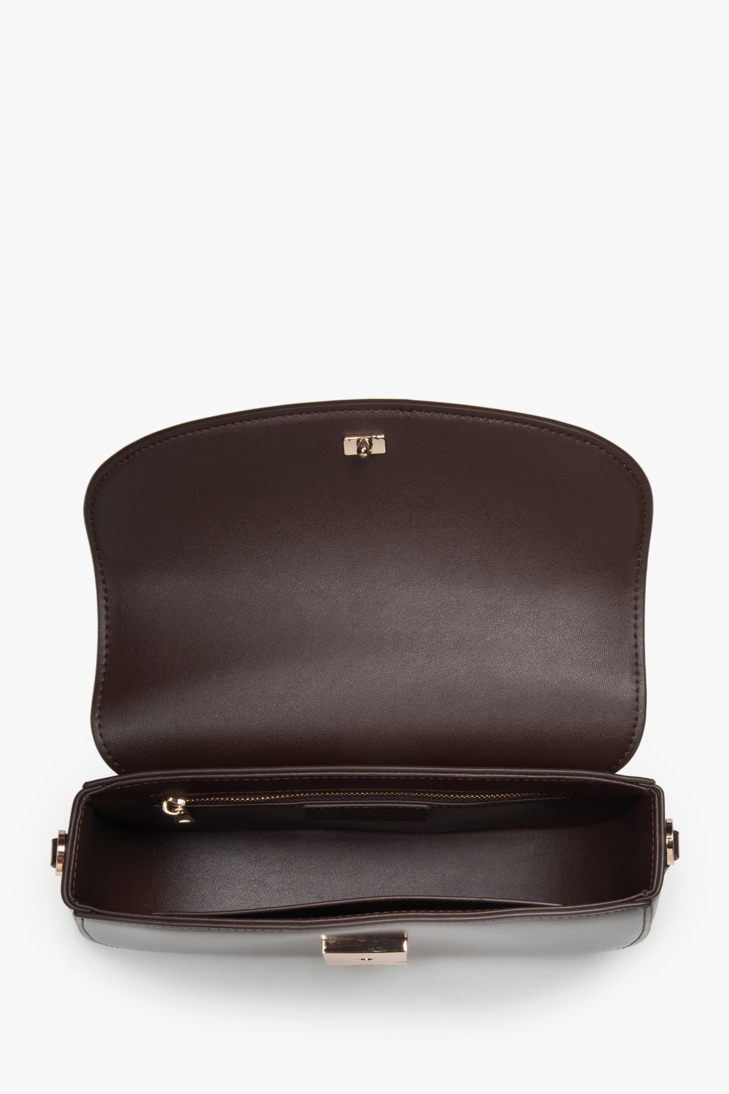 Innenansicht der dunkelbraunen Tasche mit Hauptfach und Innentaschen.
