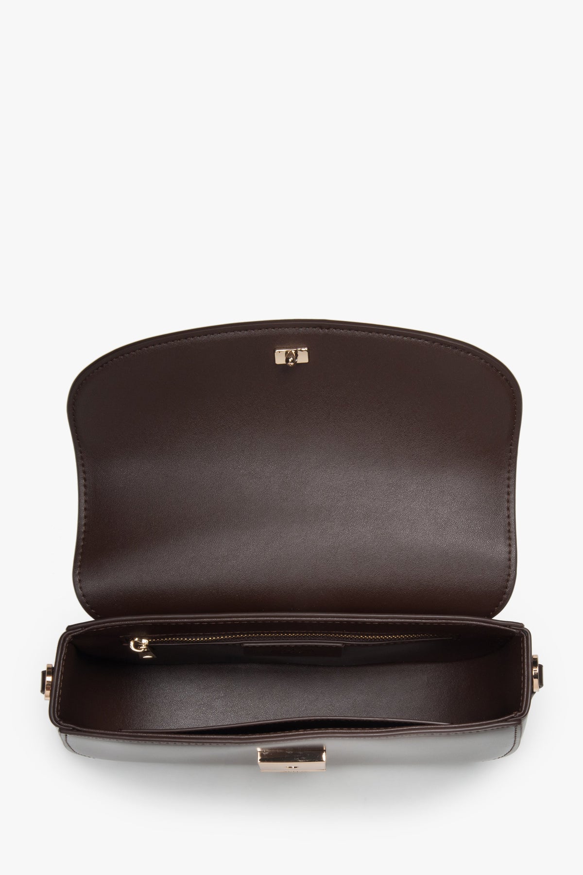Innenansicht der dunkelbraunen Tasche mit Hauptfach und Innentaschen.
