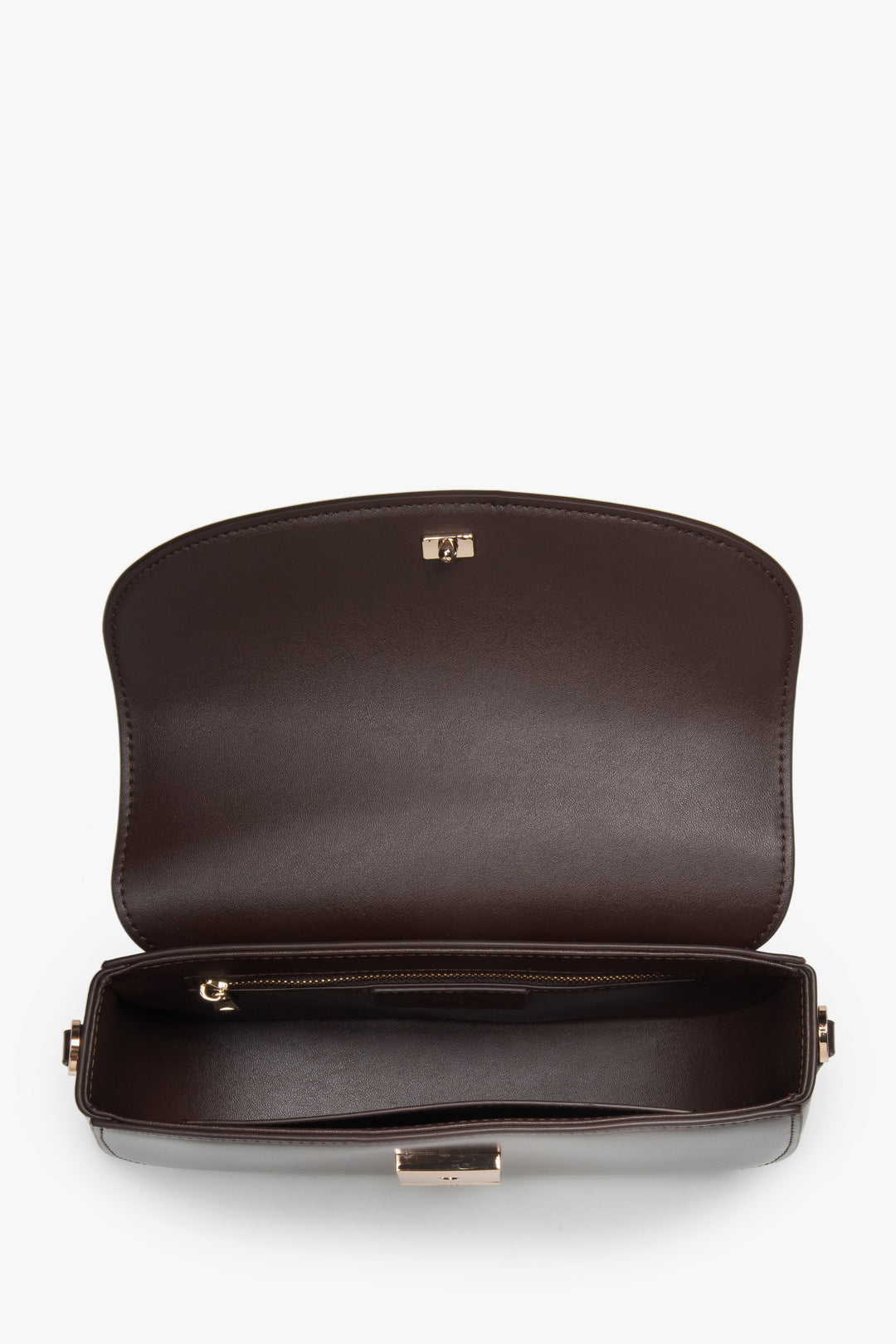 Innenansicht der dunkelbraunen Tasche mit Hauptfach und Innentaschen.