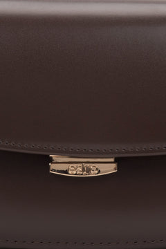 Nahaufnahme des Druckknopfverschlusses der dunkelbraunen Ledertasche.