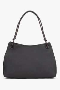 Frontale Ansicht der dunkelbraunen Damen-Schultertasche aus mattem Glattleder mit geknoteten Trägern