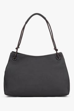 Frontale Ansicht der dunkelbraunen Damen-Schultertasche aus mattem Glattleder mit geknoteten Trägern