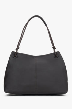 Rückansicht der formschönen dunkelbraunen Schultertasche im minimalistischen Design