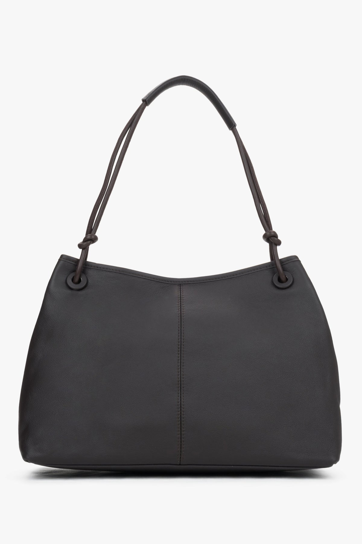 Rückansicht der formschönen dunkelbraunen Schultertasche im minimalistischen Design
