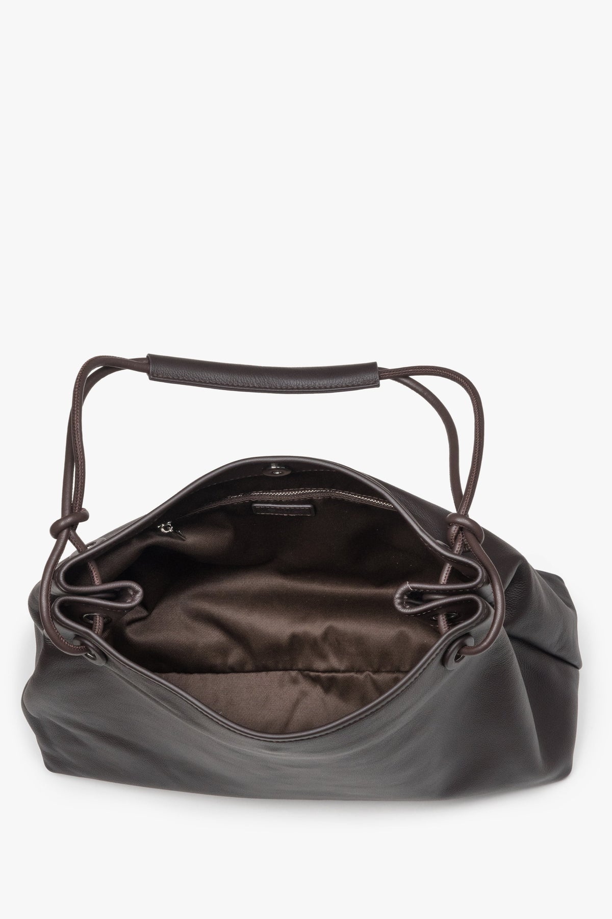 Blick in das geöffnete, geräumige Innere der Ledertasche mit Textilauskleidung