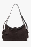 Frontalansicht der eleganten dunkelbraunen Damen-Schultertasche aus weichem Naturvelours.