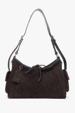 Frontalansicht der eleganten dunkelbraunen Damen-Schultertasche aus weichem Naturvelours.