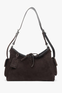 Frontalansicht der eleganten dunkelbraunen Damen-Schultertasche aus weichem Naturvelours.
