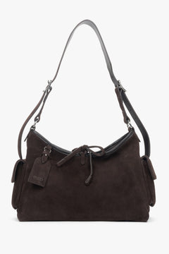 Frontalansicht der eleganten dunkelbraunen Damen-Schultertasche aus weichem Naturvelours.