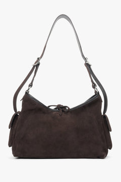 Seitenprofil der dunkelbraunen Schultertasche mit Fokus auf die weiche Lederstruktur.