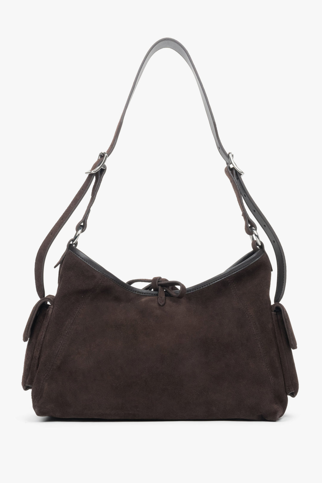 Seitenprofil der dunkelbraunen Schultertasche mit Fokus auf die weiche Lederstruktur.