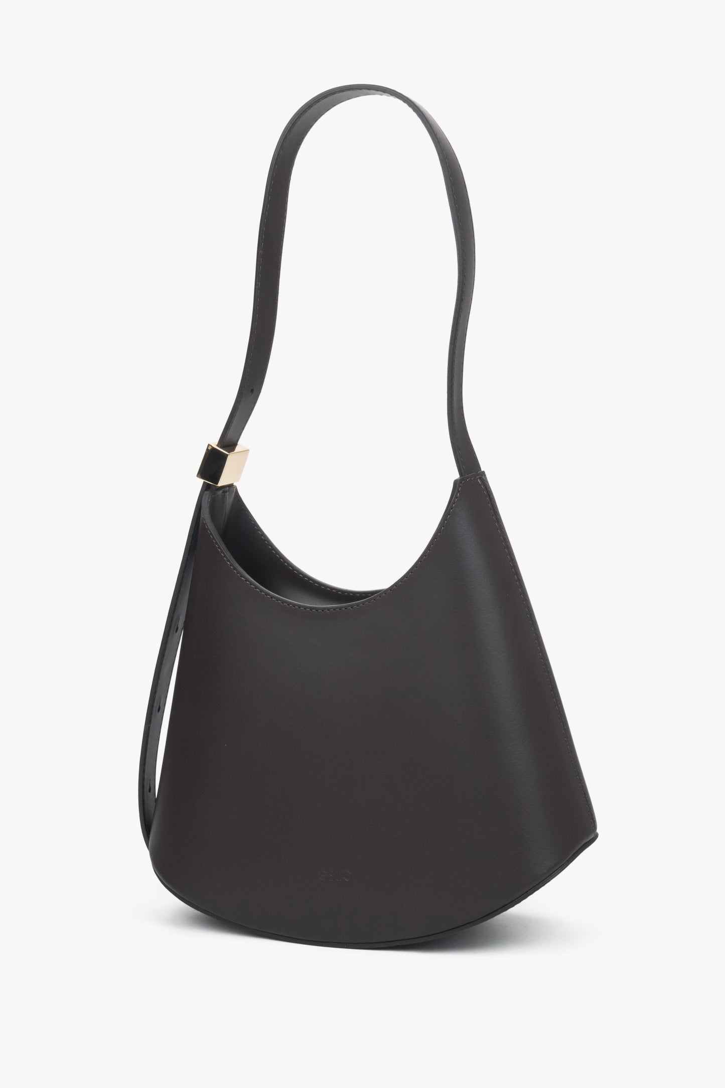 Schrägansicht der dunkelbraunen Schultertasche mit modern geschwungener Form und Lederriemen