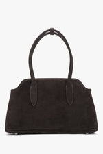 Frontansicht der eleganten dunkelbraunen Velours-Schultertasche mit markanten langen Henkeln