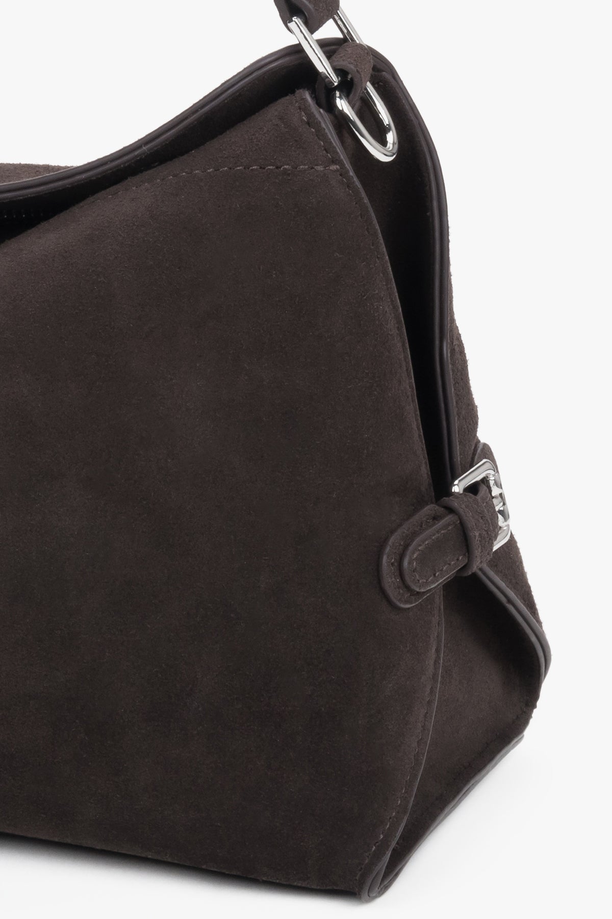 Detailansicht dunkelbrauner Velours-Schultertasche mit silberfarbenem Beschlag