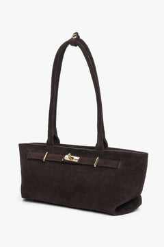 Schrägansicht der dunkelbraunen Velours-Schultertasche zur Veranschaulichung der Silhouette