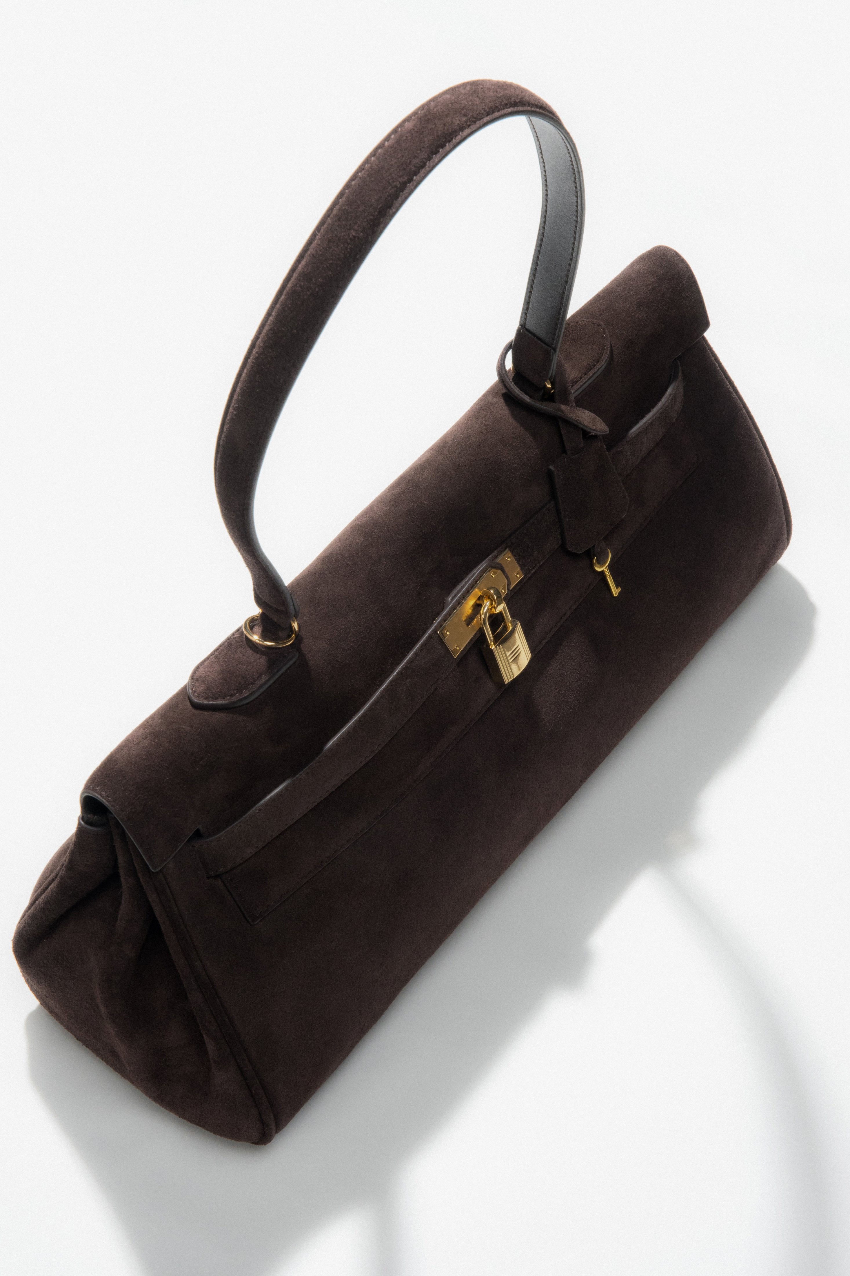 Schrägansicht von oben auf die dunkelbraune Schultertasche