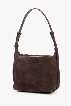 Dunkelbraune Velours-Handtasche im Hobo-Stil schräge Ansicht