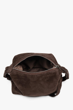 Innenansicht der dunkelbraunen Velours-Schultertasche mit Reißverschluss