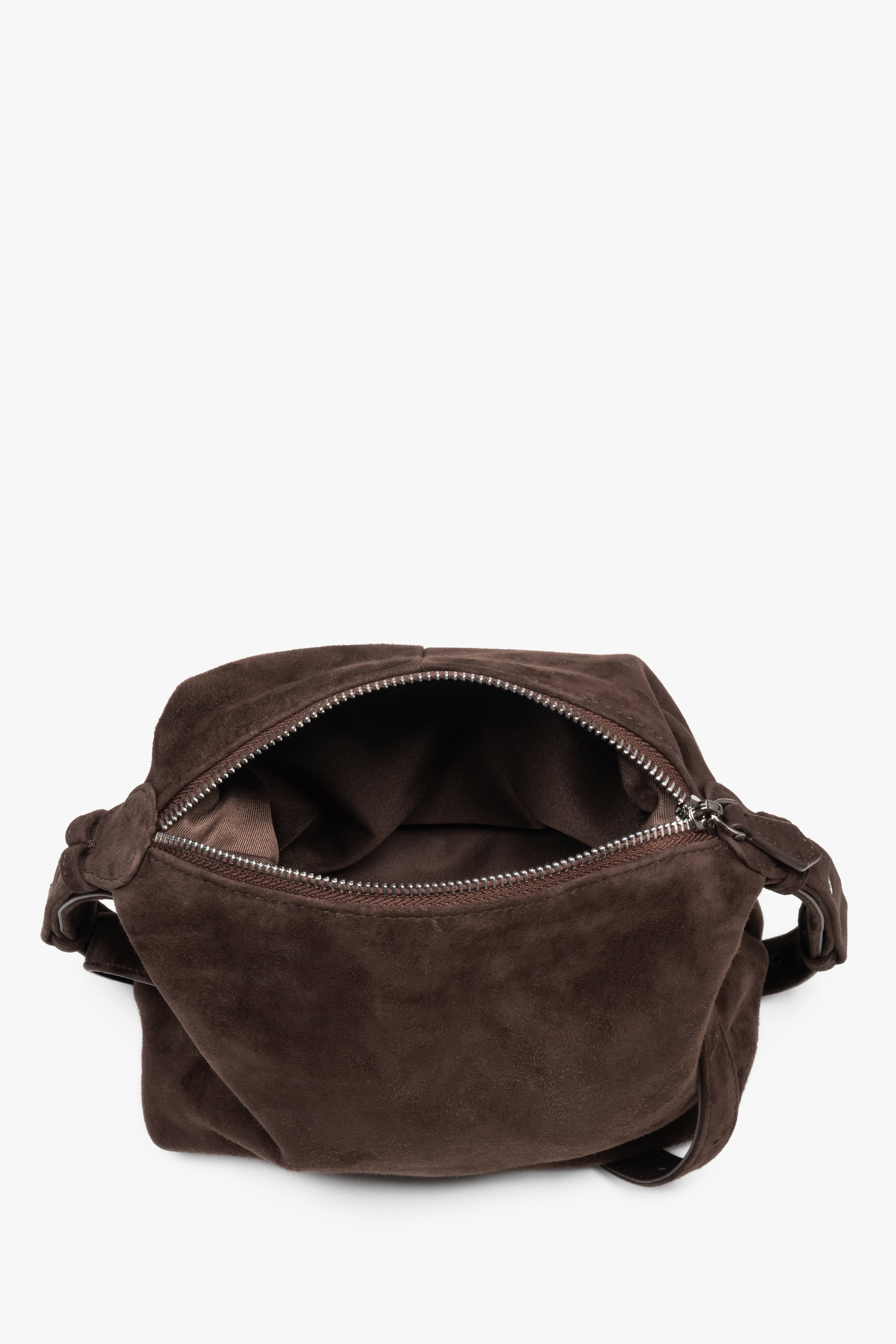 Innenansicht der dunkelbraunen Velours-Schultertasche mit Reißverschluss