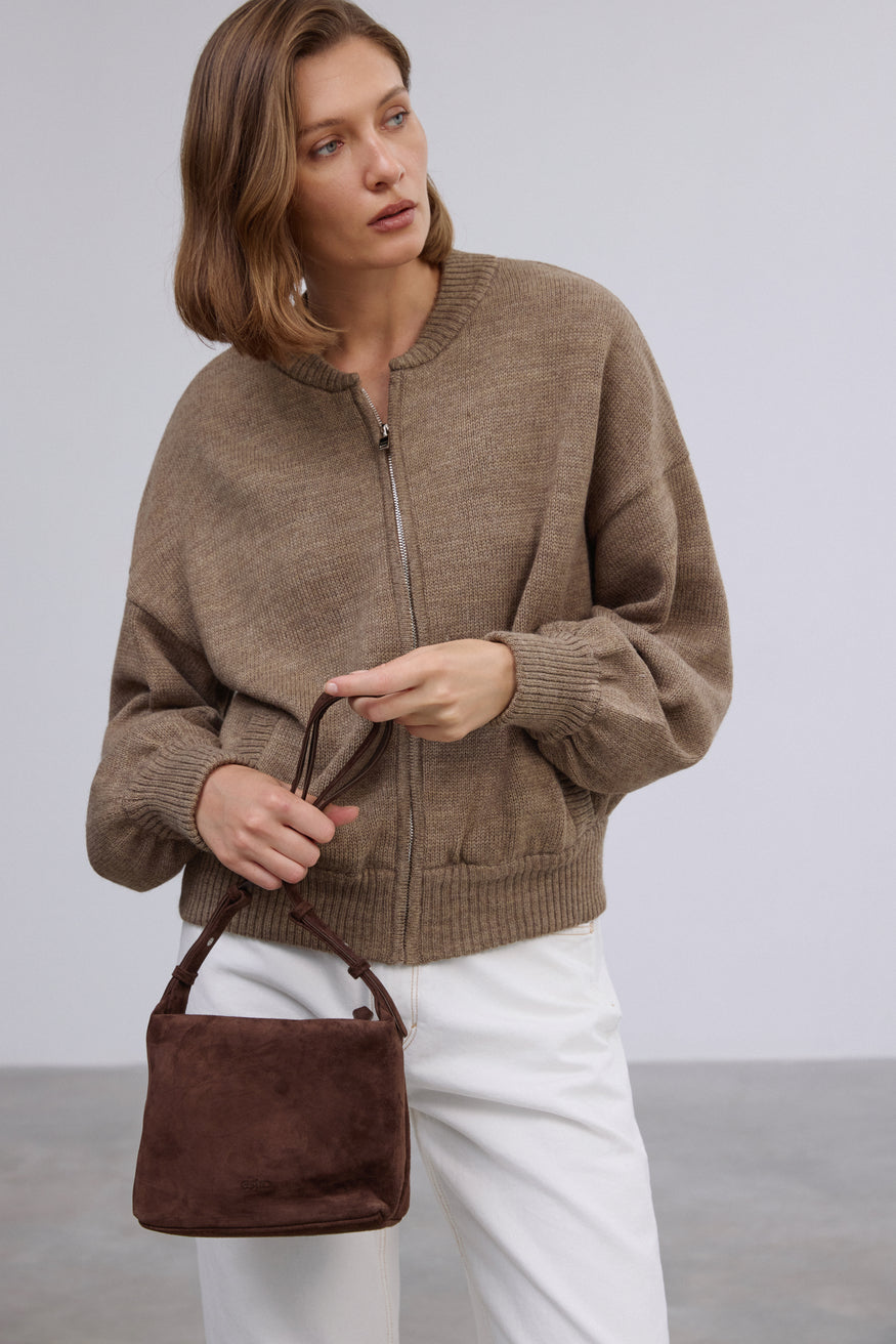 Dunkelbraune Damen-Schultertasche aus weichem Veloursleder Estro ER00119884