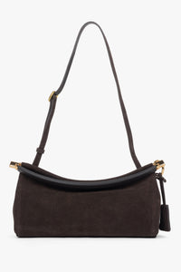 Frontansicht der dunkelbraunen Damen Schultertasche aus Naturvelours mit goldenen Beschlägen.