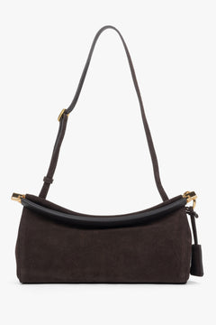 Frontansicht der dunkelbraunen Damen Schultertasche aus Naturvelours mit goldenen Beschlägen.