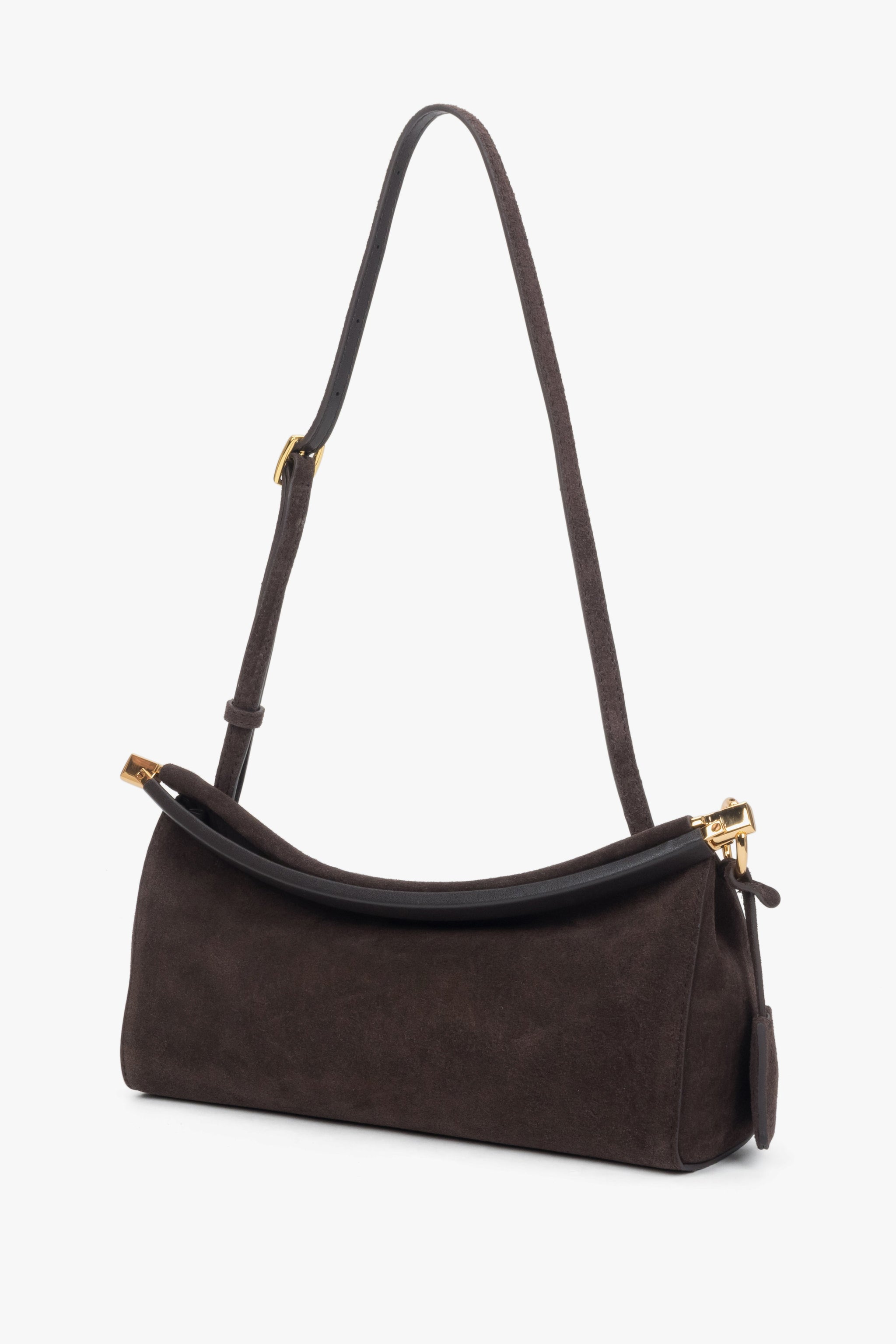 Schräge Ansicht der dunkelbraunen Tasche mit Fokus auf den langen Schulterriemen.