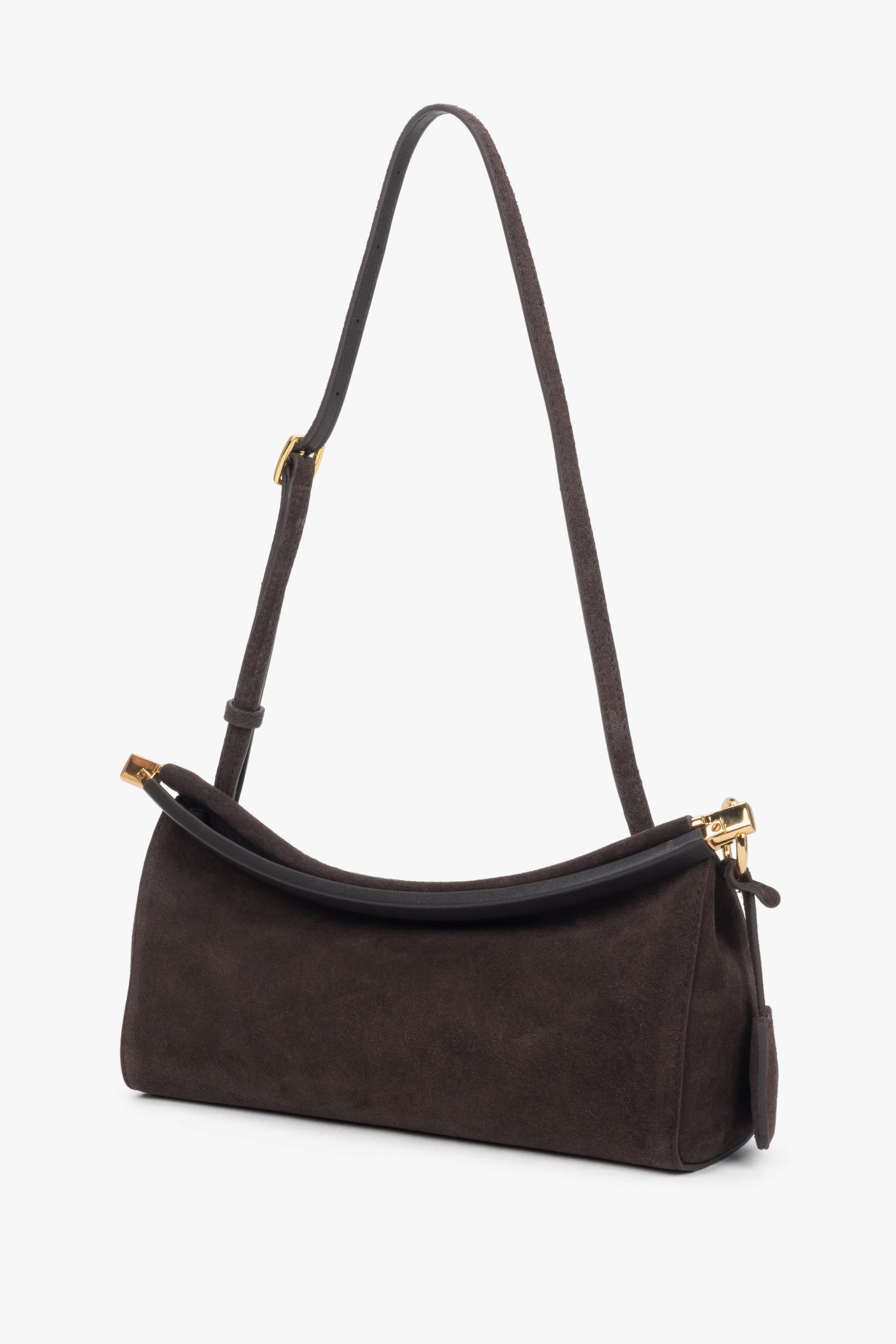 Schräge Ansicht der dunkelbraunen Tasche mit Fokus auf den langen Schulterriemen.