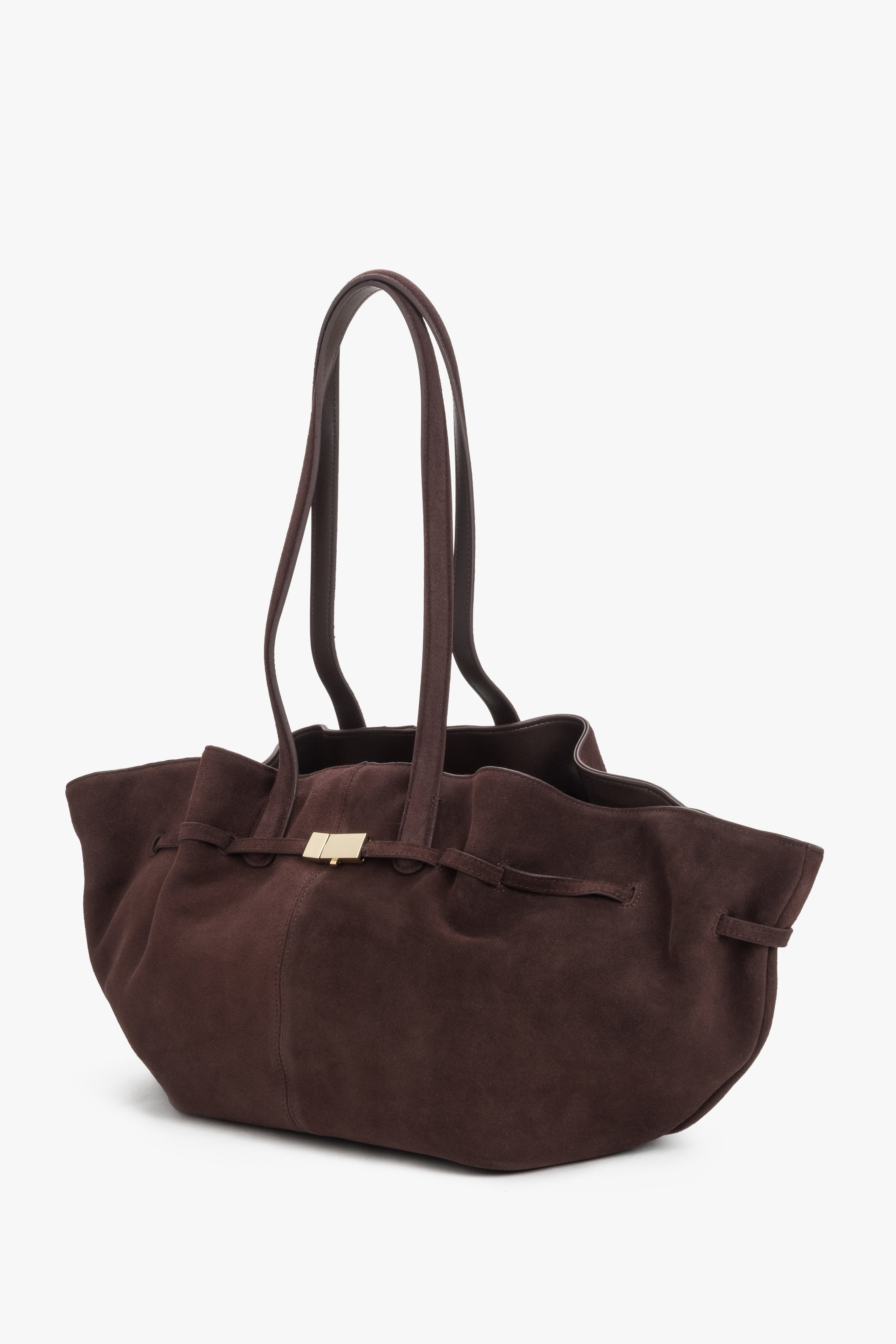 Schräge Ansicht der geräumigen Damen-Tasche mit goldfarbenen Beschlägen.