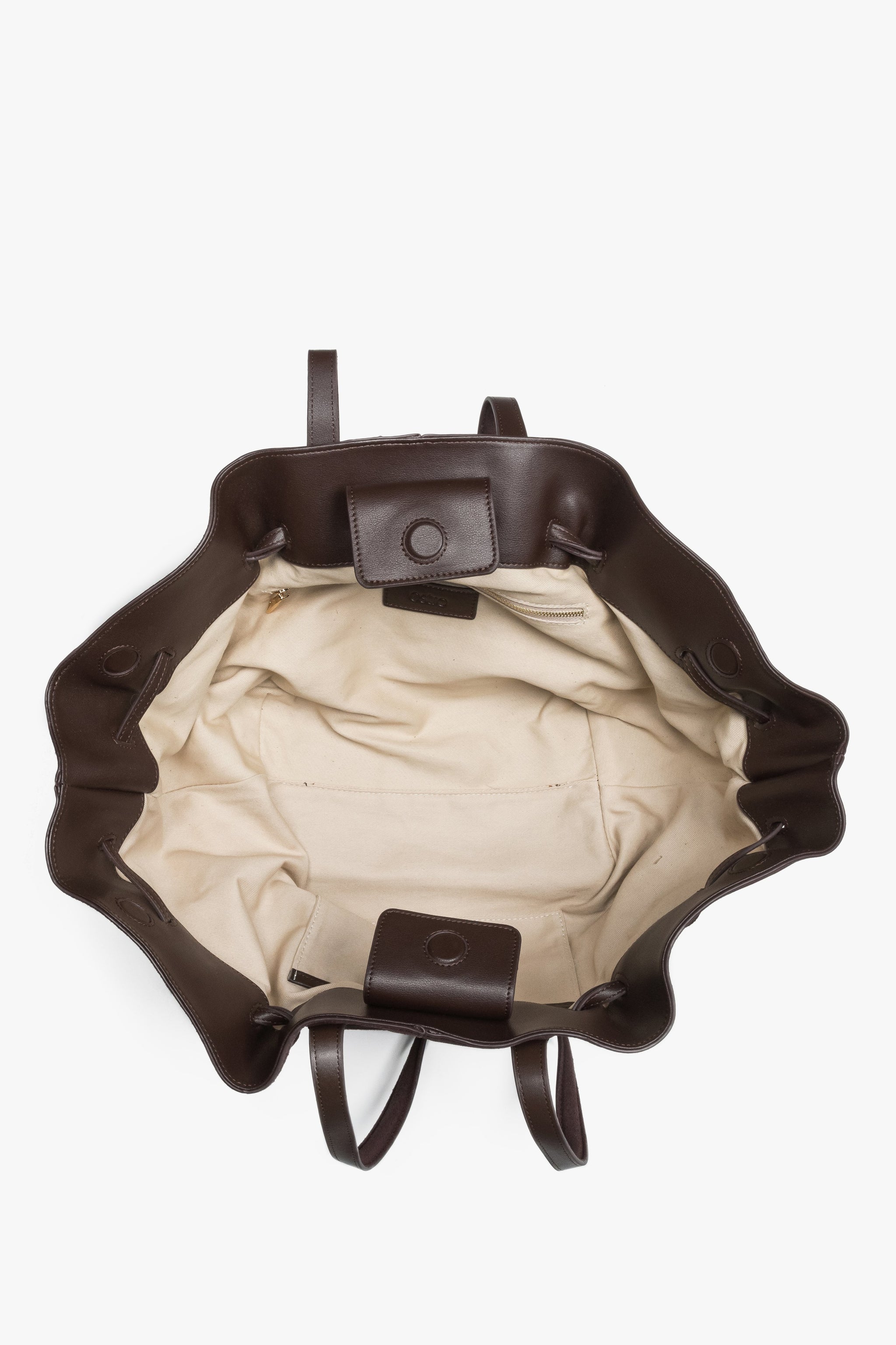Blick in das geräumige Innenfach der Schultertasche mit Textilfutter und Innentaschen.