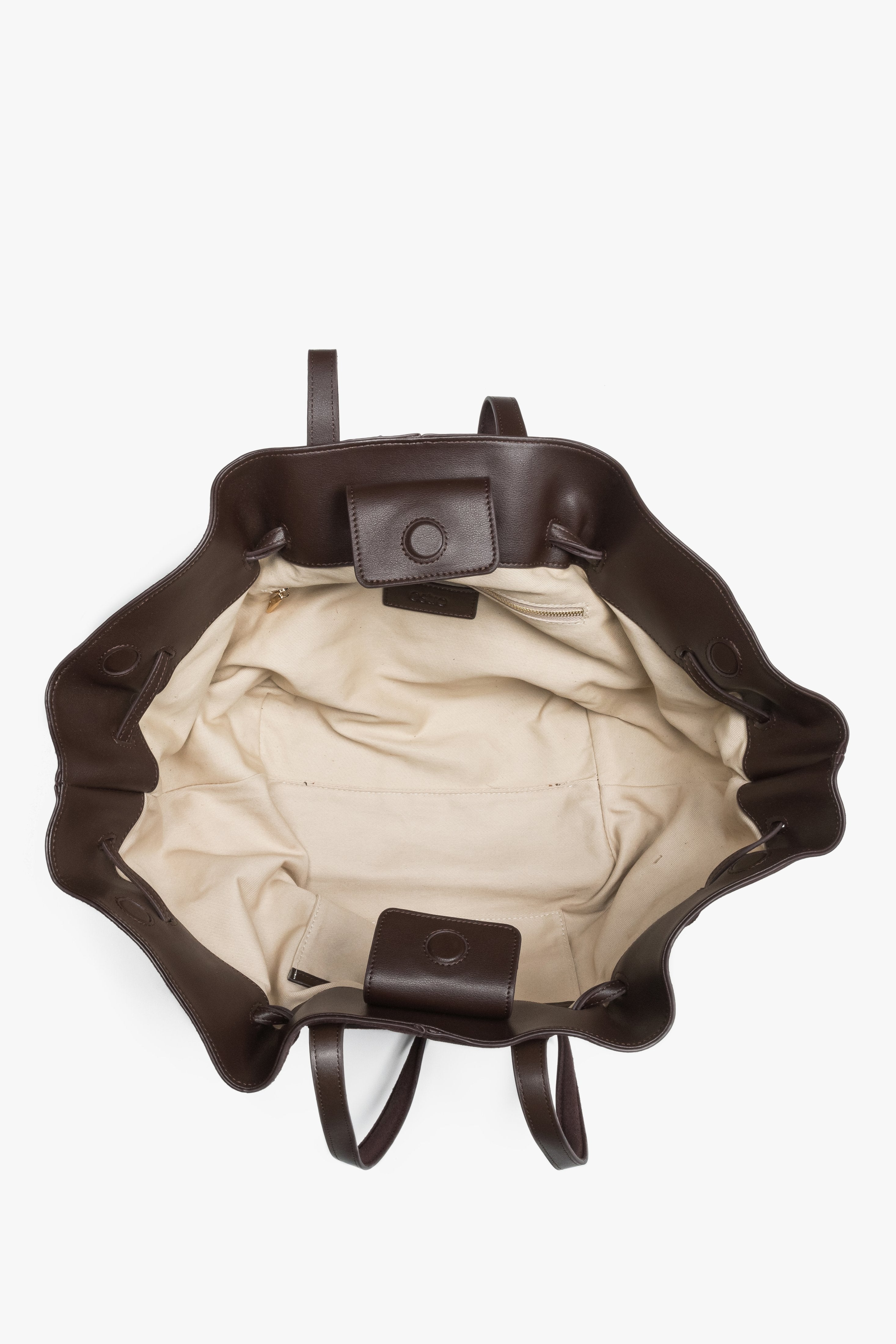 Blick in das geräumige Innenfach der Schultertasche mit Textilfutter und Innentaschen.