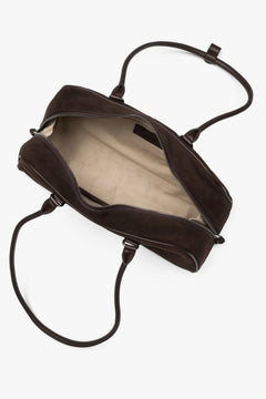 Blick von oben in das geöffnete Hauptfach der dunkelbraunen Tasche mit Textilfutter und Reißverschluss