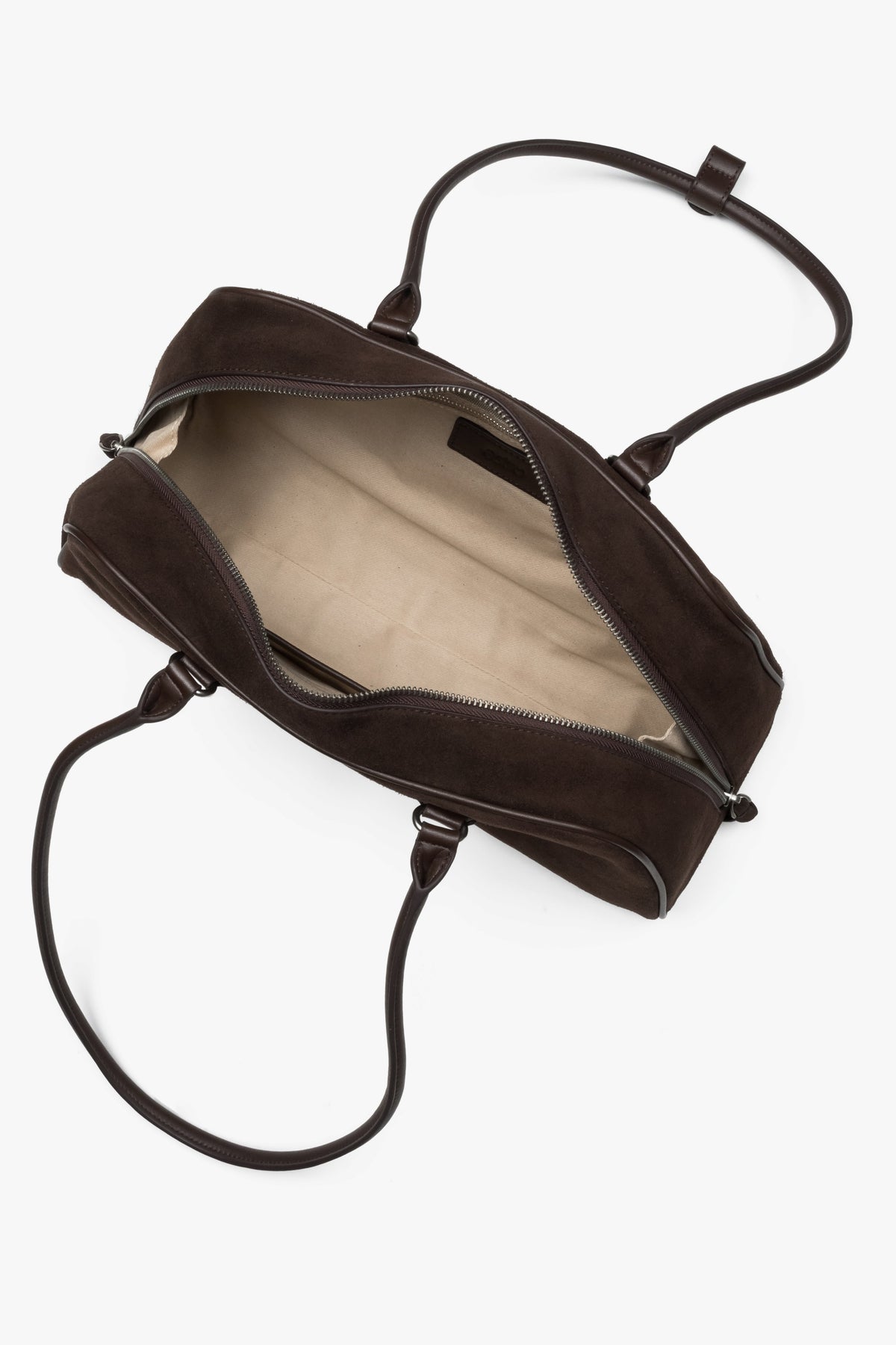 Blick von oben in das geöffnete Hauptfach der dunkelbraunen Tasche mit Textilfutter und Reißverschluss