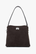 Frontalansicht der dunkelbraunen Damen-Schultertasche aus echtem Veloursleder von Estro mit silbernem Drehverschluss