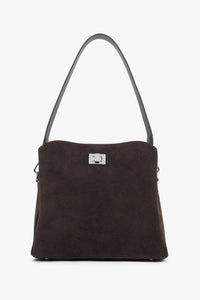 Frontalansicht der dunkelbraunen Damen-Schultertasche aus echtem Veloursleder von Estro mit silbernem Drehverschluss