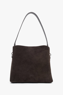 Diagonale Seitenansicht der dunkelbraunen Velours-Ledertasche mit angebrachtem Schulterriemen