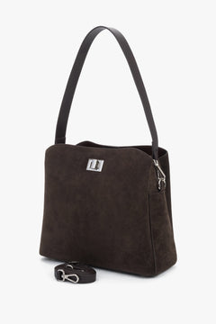 Perspektivische Seitenansicht der dunkelbraunen Damen-Schultertasche zur Veranschaulichung der Tiefe