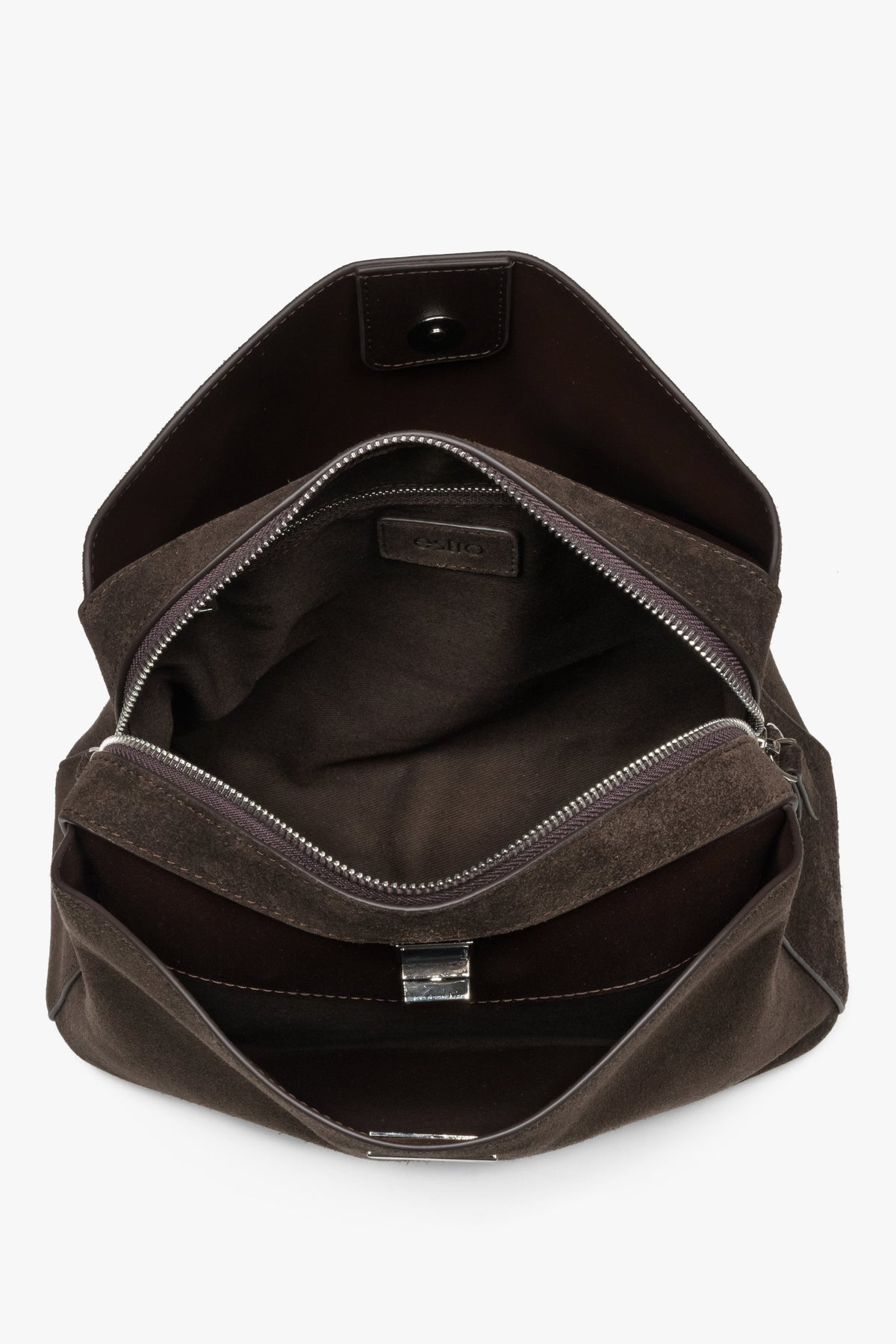 Blick in das Innere der dunkelbraunen Schultertasche mit drei Fächern und mittigem Reißverschluss