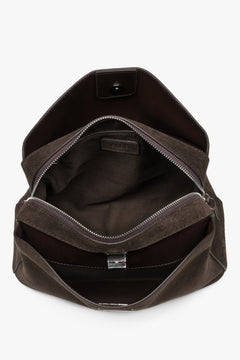 Blick in das Innere der dunkelbraunen Schultertasche mit drei Fächern und mittigem Reißverschluss