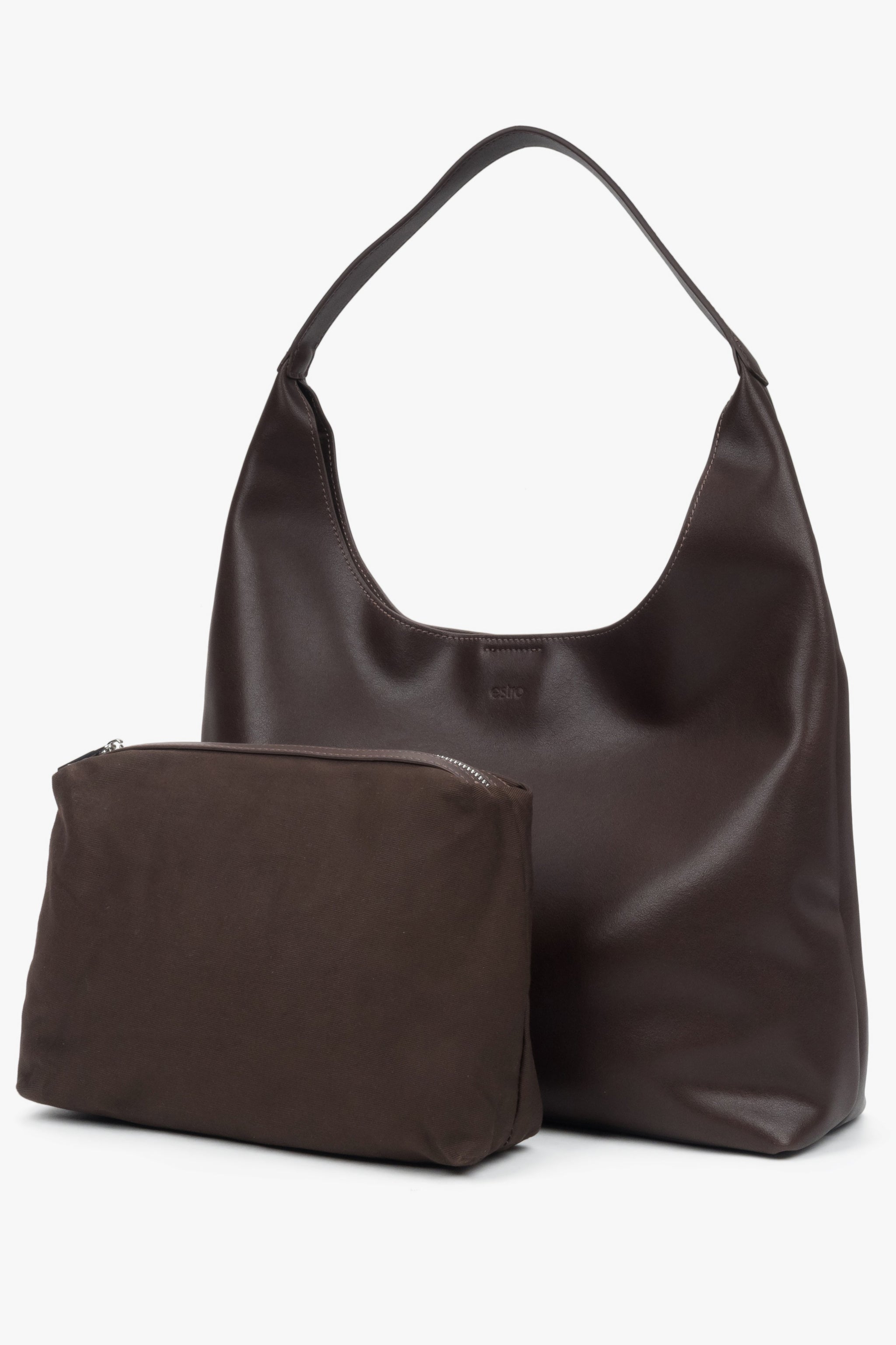 Die dunkelbraune Damen-Shopper präsentiert zusammen mit der praktischen, im Set enthaltenen Kosmetiktasche 