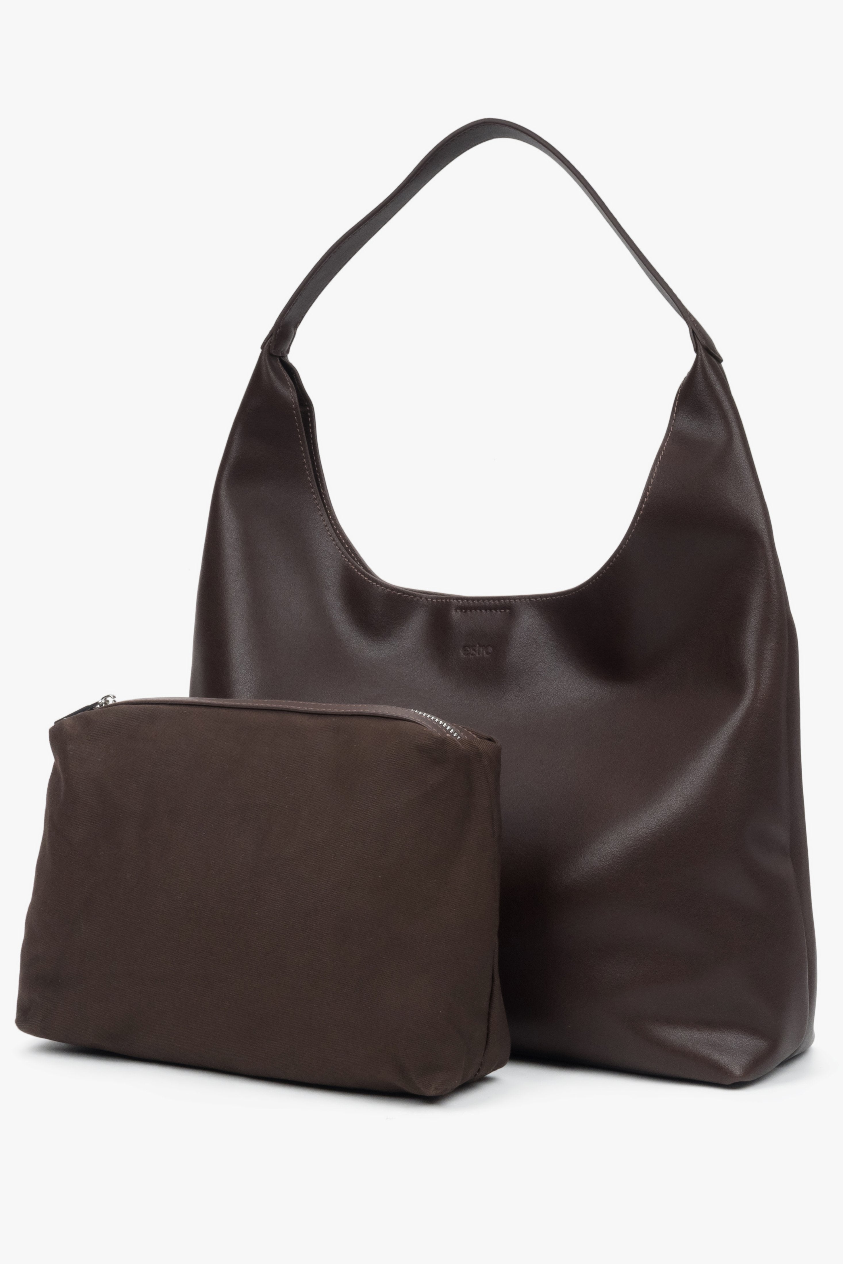 Die dunkelbraune Damen-Shopper präsentiert zusammen mit der praktischen, im Set enthaltenen Kosmetiktasche 