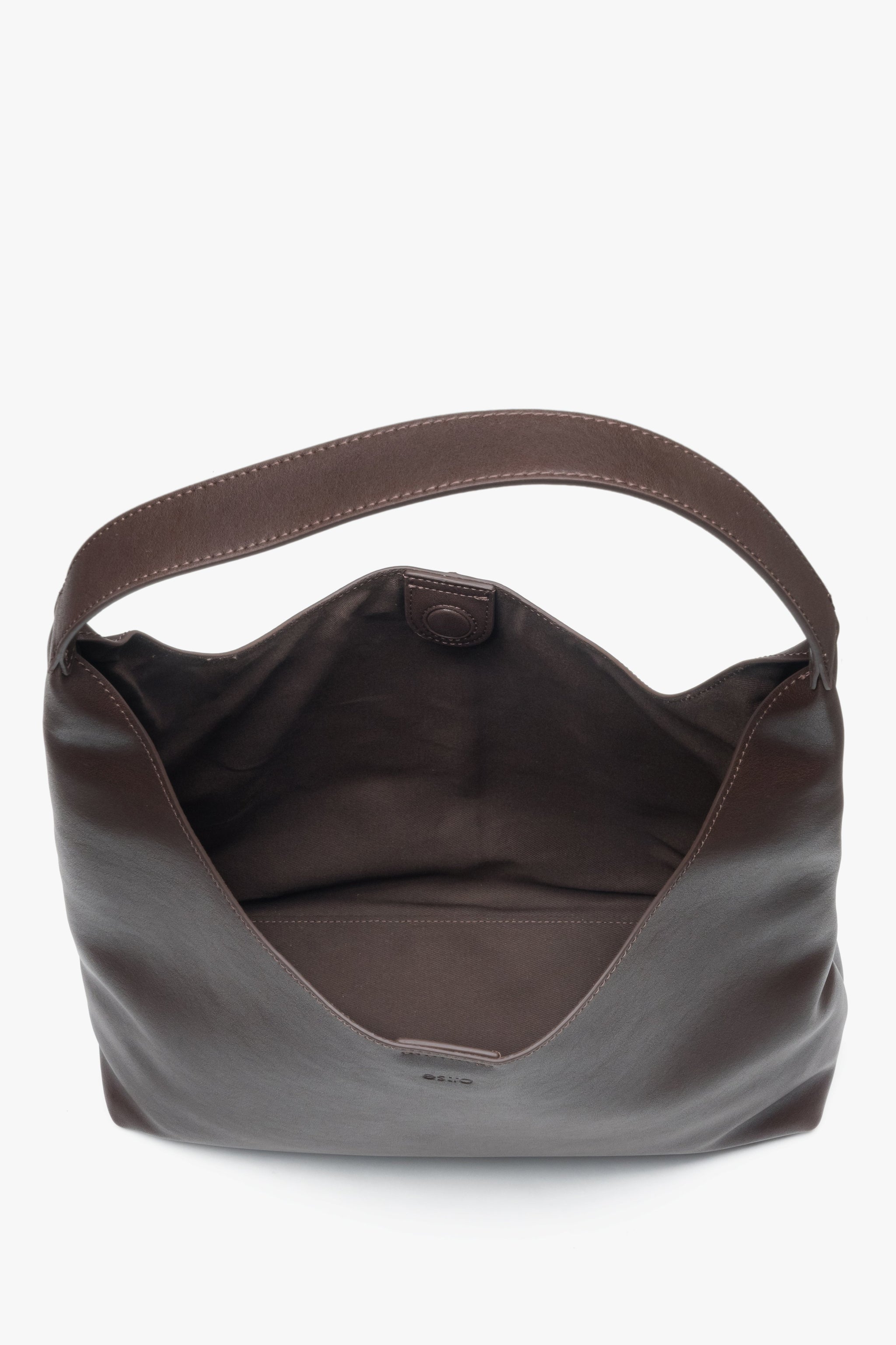 Blick von oben in das Innere der Tasche, der die geräumigen Fächer und das Textilfutter offenbart
