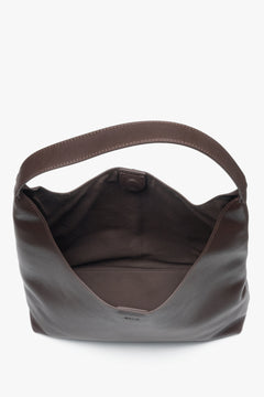 Blick von oben in das Innere der Tasche, der die geräumigen Fächer und das Textilfutter offenbart