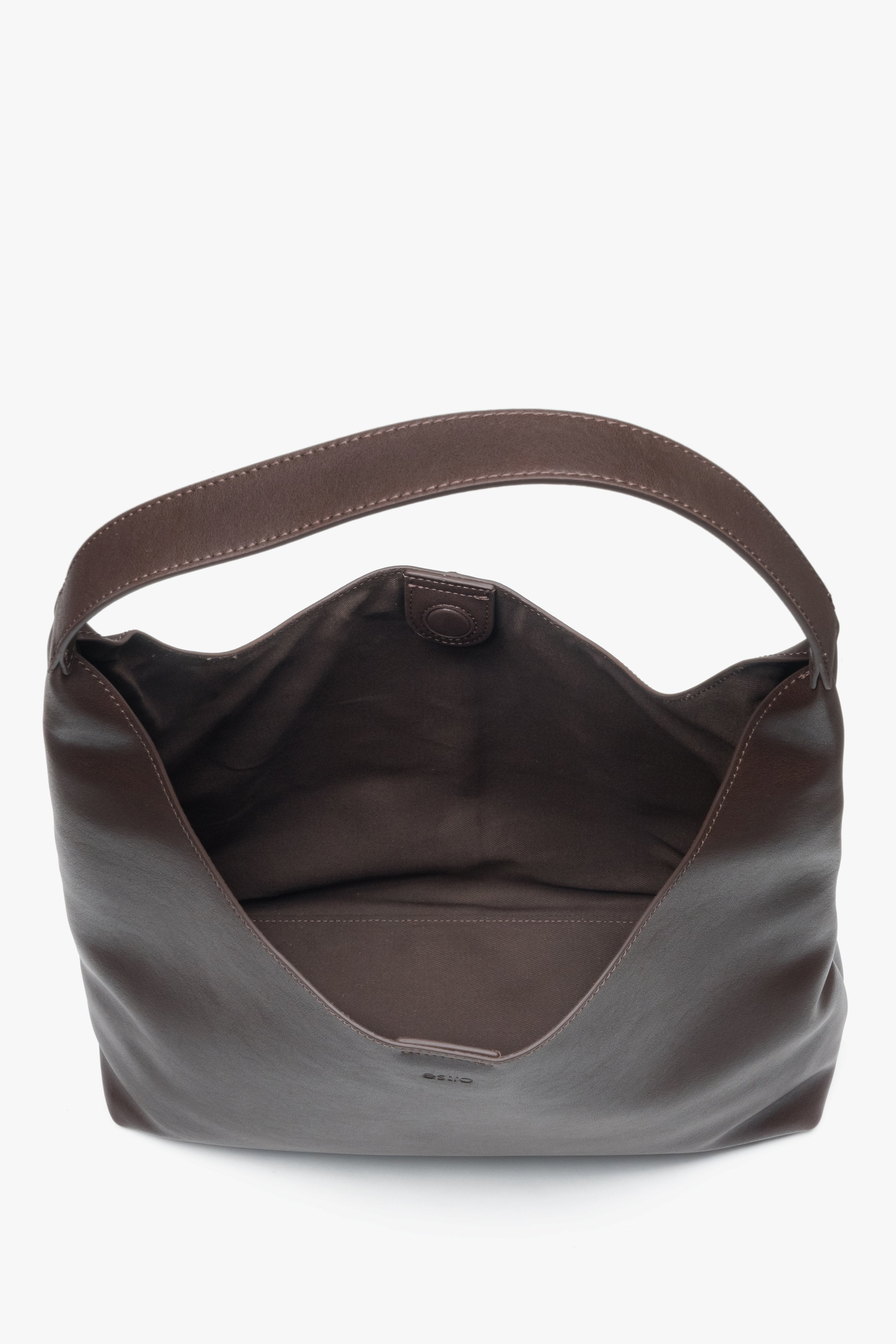Blick von oben in das Innere der Tasche, der die geräumigen Fächer und das Textilfutter offenbart